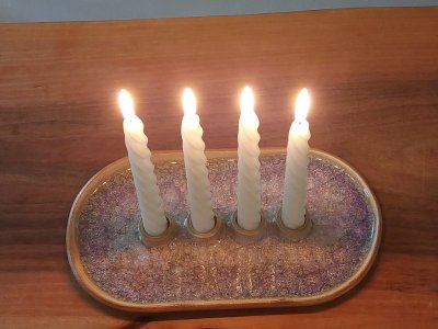 Keramický adventní svícen s modrofialovým sklem